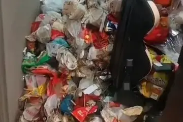 長(cháng)春一電競酒店退房后畫(huà)面“不堪入目”，垃圾堆積如山超1米高，酒店：顧客入住超兩年，花了3天才清掃完